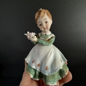 Lefton Vtg Figurine KW2817‎ Girl In Green Dress Apron w Strawberries Rose- FLAW!